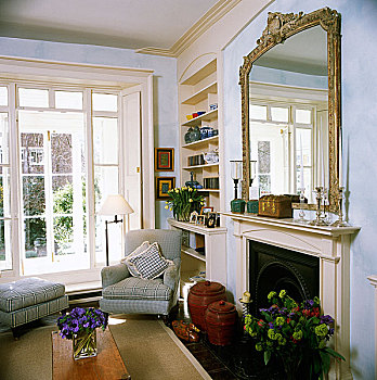 传统,起居室,壁炉,软垫,扶手椅,镀金,镜子,敞门,室外