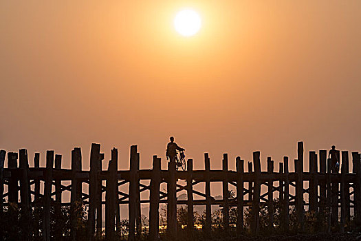 男人,骑自行车,柚木,桥,乌本桥,湖,日落,阿马拉布拉,曼德勒省,缅甸,亚洲