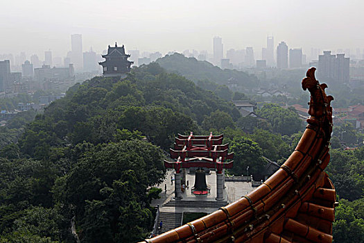 站在黄鹤楼上看千年吉祥钟亭和城市建设