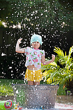 女孩,站立,泡沫浴,花园,肥皂泡