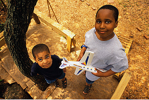 肖像,两个男孩,站立,树屋,拿着,飞机模型