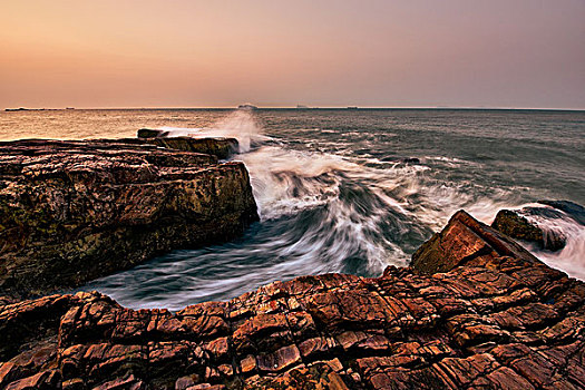 海浪拍岸