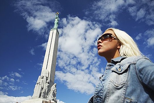 女人,站立,正面,自由,纪念建筑,里加,拉脱维亚