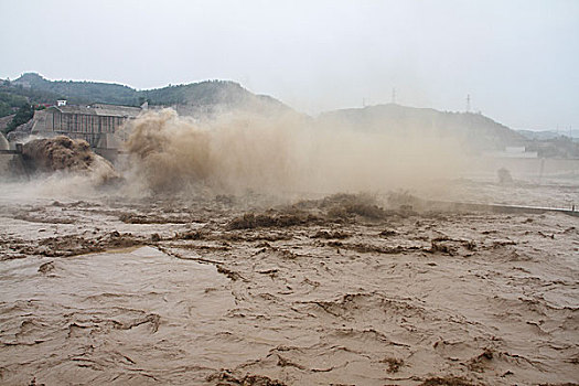 黄河小浪底水库排沙壮观场面