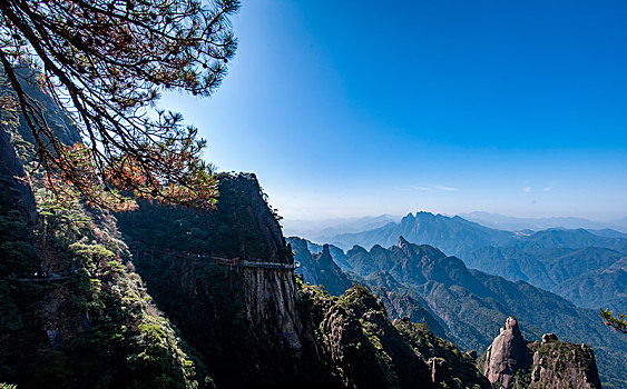 江西上饶三清山西海岸峡谷间的悬空栈道