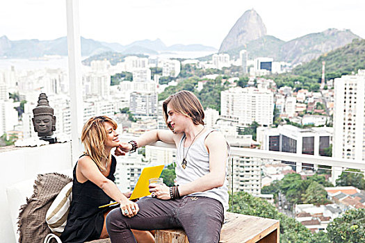 年轻,情侣,使用笔记本,屋顶,平台,里约热内卢,巴西
