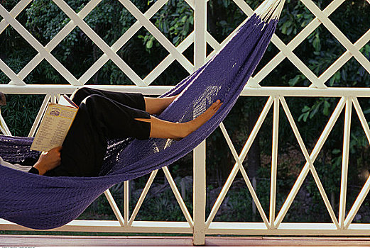 女人,卧,吊床,读,书本,尼维斯岛,西印度群岛