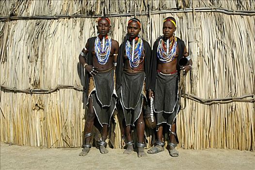 三个女人,年轻,穿,皮裙,许多,项链,正面,草屋,人,埃塞俄比亚,非洲