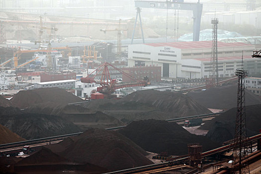 山东省日照市,沙尘暴笼罩下的港口生产一切正常