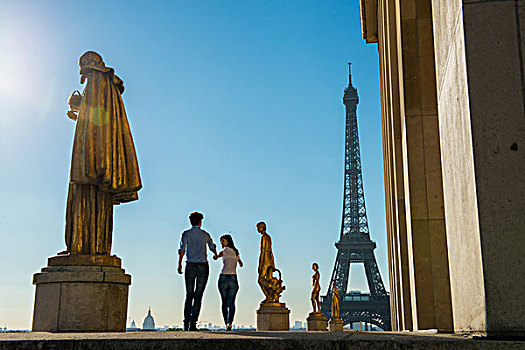 年轻,情侣,漫步,靠近,埃菲尔铁塔,巴黎,法国