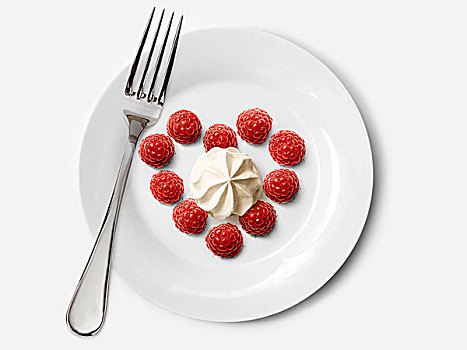 蛋白甜饼,树莓心,盘子