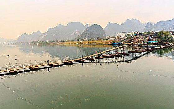 广西的平乐县的浮桥