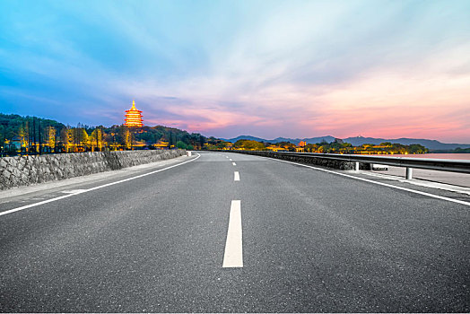 前景为空的道路地面和户外自然景观