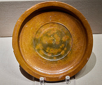 汉代黄釉陶盘