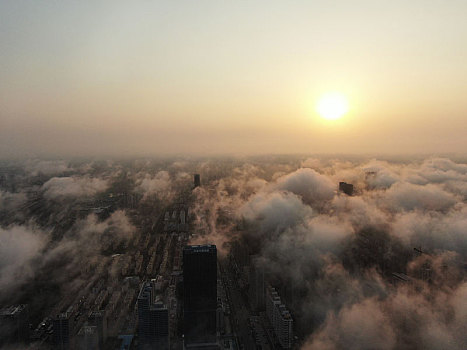 山东省日照市,海边出现平流雾奇观,百米高楼若隐若现犹如仙境