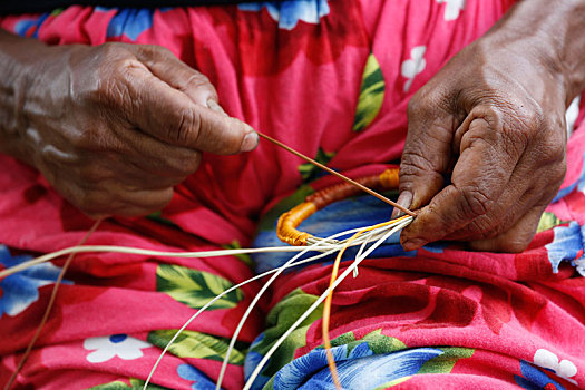 手工编织的妇女