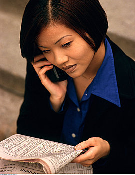 职业女性,手机,读报