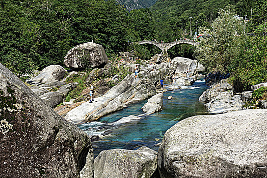 岩石构造,浴,人,靠近,背影,罗马桥,韦尔扎斯卡谷,提契诺河,瑞士,欧洲
