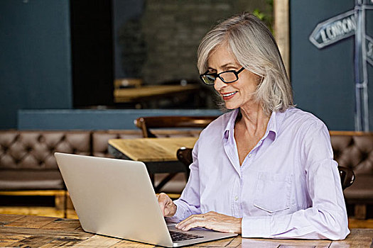 老年,女人,使用笔记本,电脑,坐,桌子,咖啡,店