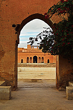 萨尔瓦多巴迪宫殿,庭院,见,通过拱道,麦地那,马拉喀什,摩,非洲