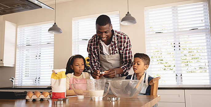 美国黑人,父亲,孩子,烘制,饼干,厨房