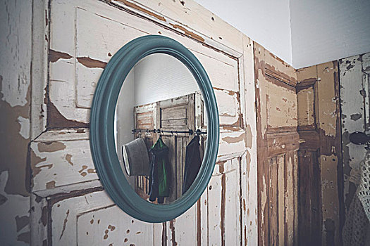 圆,镜子,悬挂,低劣,木墙,去皮,白色,绘画,衣柜