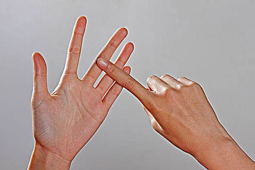 右手食指放在五指展开的左手上