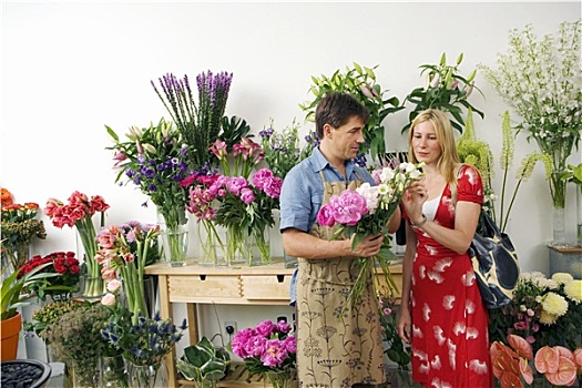 男性,花商,女人,旁侧,展示,花,店,拿着,花束,选择