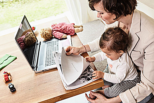 母亲,坐,婴儿,女儿,看穿,文件,笔记本电脑,桌上,正面