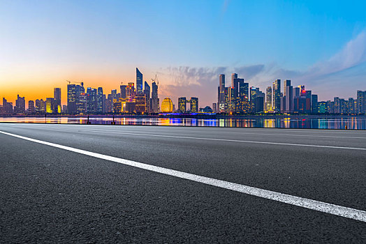 公路天际线和建筑景观夜景