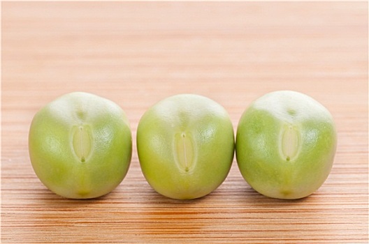 三个,翠绿,豌豆,木质背景