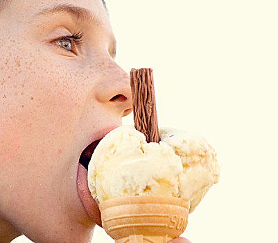 侧面视角,特写,男孩,舔,冰淇淋蛋卷