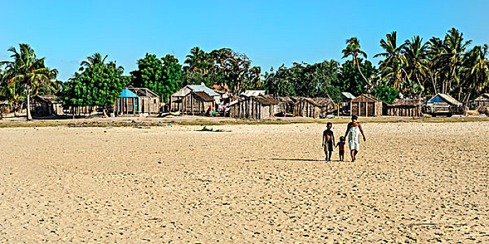 马尔加什人,女人,两个孩子,走,海滩,乡村,穆龙达瓦,省,马达加斯加,非洲