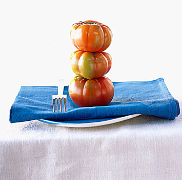 一堆,西红柿,餐巾,叉子