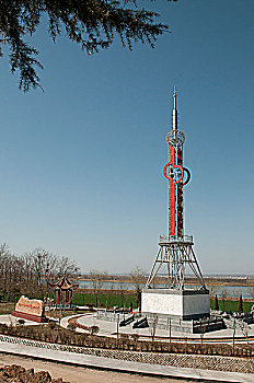 立于河南省洛阳市孟津县黄河公路大桥南岸的黄河中下游地理分界线纪念碑
