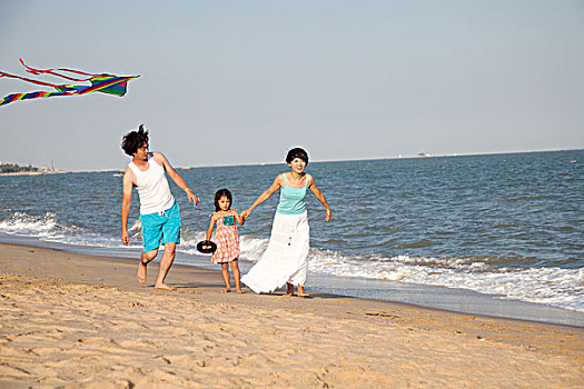 一家人在海边放风筝