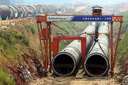 南水北调工程北京段的铺管对接施工现场