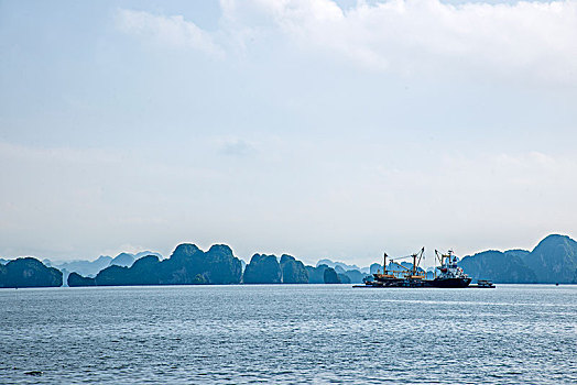 越南广宁鸿基市下龙湾货船港湾