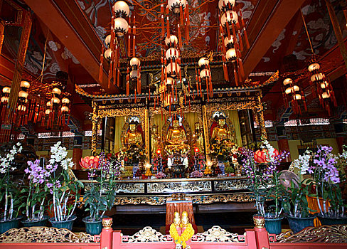 中国香港大屿山宝莲禅寺的大雄宝殿内景