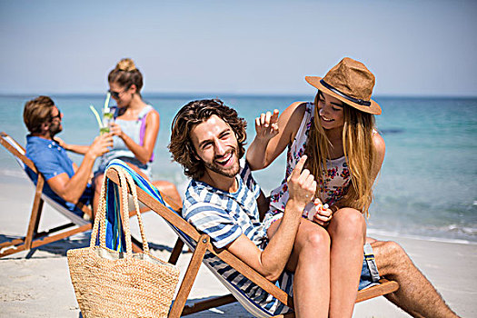浪漫,年轻,情侣,坐,折叠躺椅,海滩,晴天