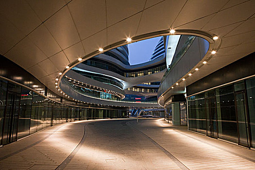 北京cbd新的地标建筑银河soho办公大楼购物商店夜景
