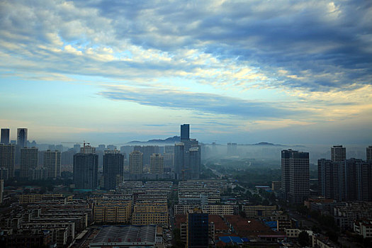 山东省日照市,夏季天气多变,站在百米高楼看云雾里的城市建筑