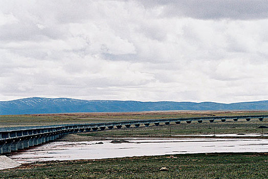 青藏铁路建设以桥代路
