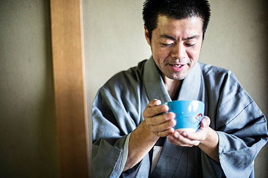 日本,男人,穿,传统,和服,拿着,蓝色,茶碗,茶道