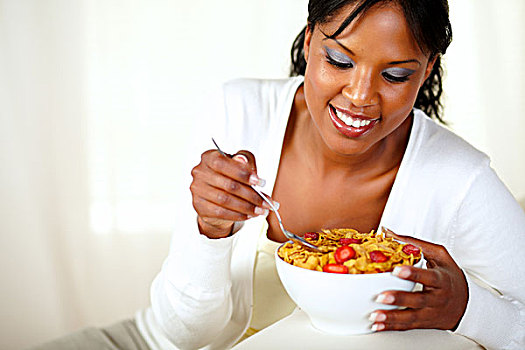 微笑,美国非裔女性,吃早餐