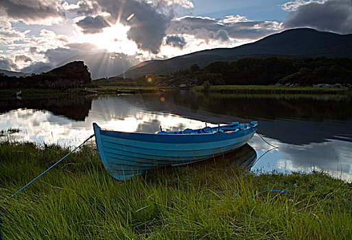 划桨船,停泊,湖岸,湖,基拉尼国家公园,凯瑞郡,爱尔兰