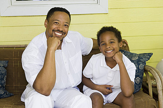 肖像,高兴,美国黑人,父子,坐,户外,门廊