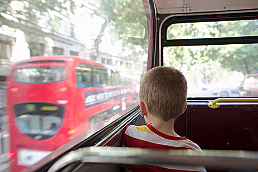 男孩,双层巴士,伦敦