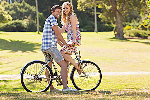 年轻,情侣,骑自行车,看镜头,晴天