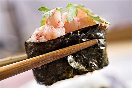 寿司卷,虾,筷子